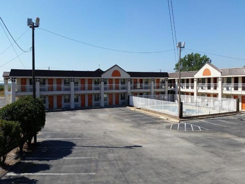 Super 8 By Wyndham Inn 2*