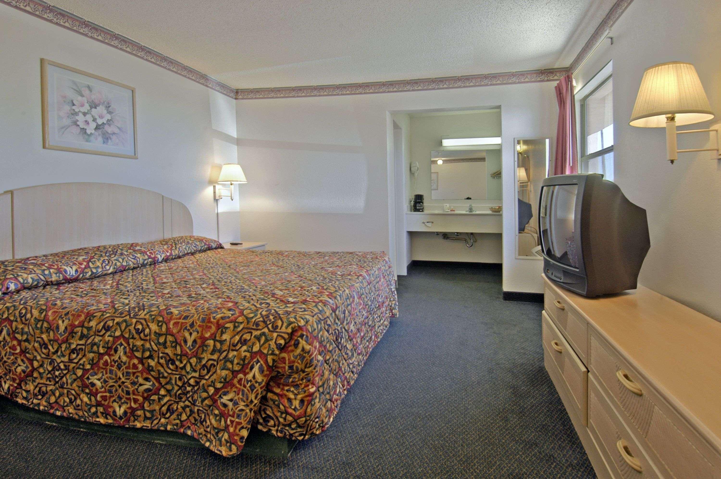 Super 8 By Wyndham Inn